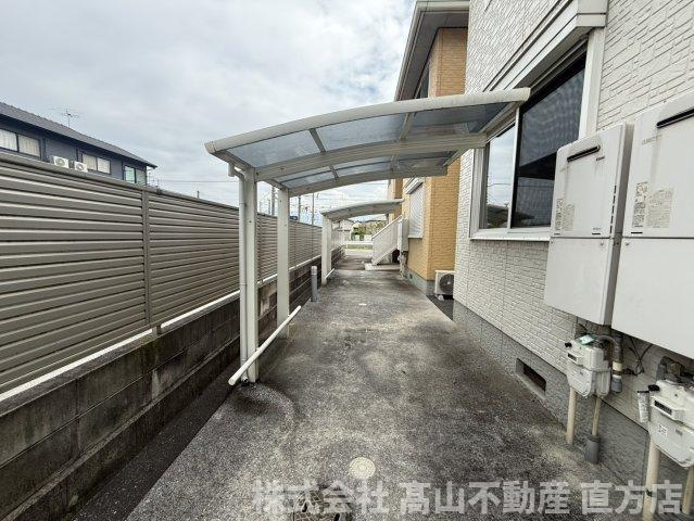 直方市大字山部のアパートの駐車場