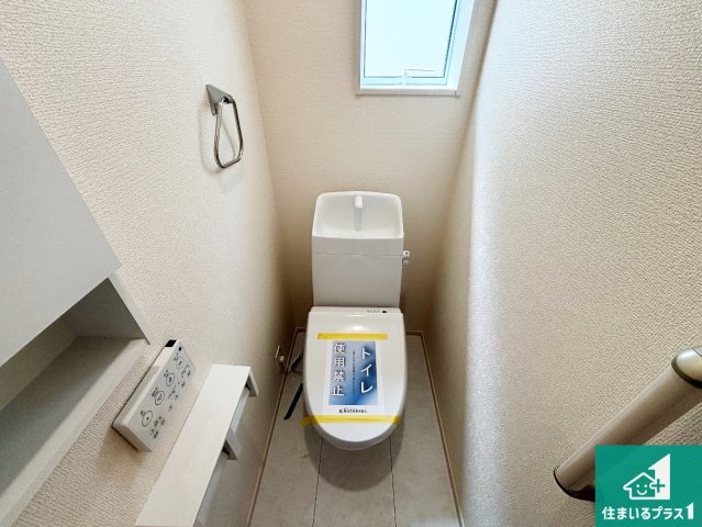 池田市豊島北　新築一戸建てのトイレ|1・2階の2ヶ所にあるので、朝の忙しい時間の順番待ちもなく、深夜の利用にも大変便利です。
