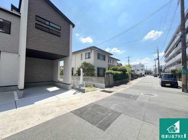 池田市豊島北　新築一戸建ての前面道路含む現地写真|周辺は閑静な住宅街！前面道路広々で車の出し入れも便利です。駐車が苦手な方でも安心して車庫入れできます！