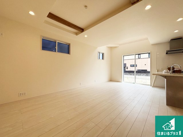 池田市豊島北　新築一戸建ての居間・リビング|日当たり良好の明るいリビングで朝の目覚めもスッキリできそう！対面キッチンでご家族のコミュニケーションも自然と増える設計！小さなお子様が遊ぶスペースを作っても広々とくつろげるLDK！