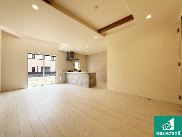 池田市豊島北　新築一戸建ての居間・リビング|シンプルなリビングは、観葉植物等のインテリアを楽しめますね！パパ好みにも、ママ好みにも家具次第で雰囲気を変えることができます！