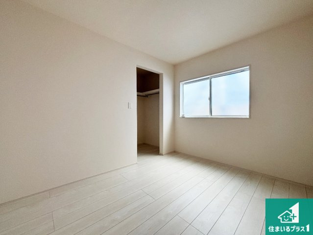 池田市豊島北　新築一戸建ての洋室|シンプルな洋室は、自分好みのインテリアが楽しめます♪ご家族とインテリアや家具を選びに行くのは新築購入時の醍醐味の一つです。ぜひお楽しみください♪