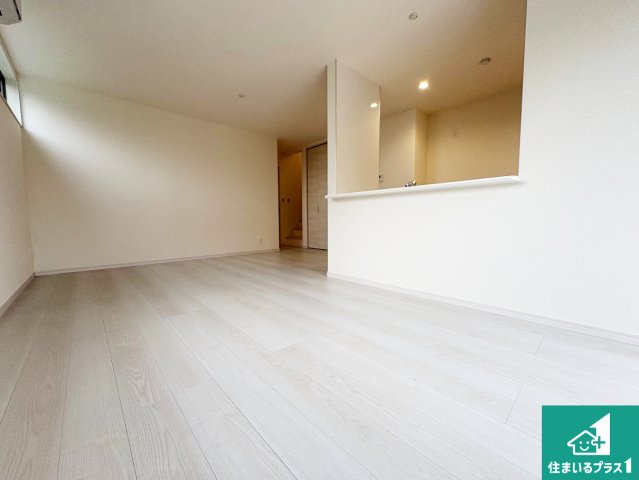 ◆堺市中区楢葉　新築一戸建ての居間・リビング|シンプルなリビングは、観葉植物等のインテリアを楽しめますね！パパ好みにも、ママ好みにも家具次第で雰囲気を変えることができます！