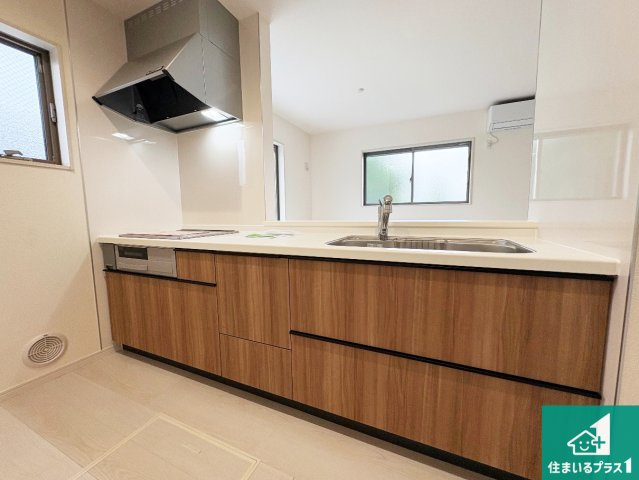 ◆堺市中区楢葉　新築一戸建てのキッチン|リビングと統一感があり、使い勝手のいいキッチン。広々としているので、二人並んで作業が出来ちゃいます。お子様と一緒に色々なお料理に挑戦できるスペースがあります。