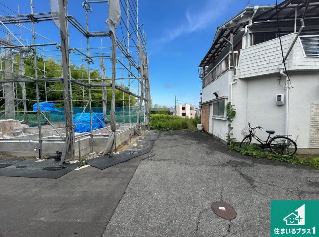 堺市中区楢葉　新築一戸建ての前面道路含む現地写真|周辺は落ち着いた街並みの住宅地！子育てがしやすい住環境です！まだ未完成ですが、現地でしかわからない事もございます。是非一度ご覧ください。