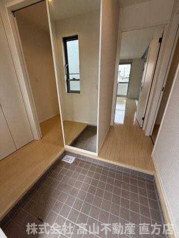 直方市殿町のアパートの玄関