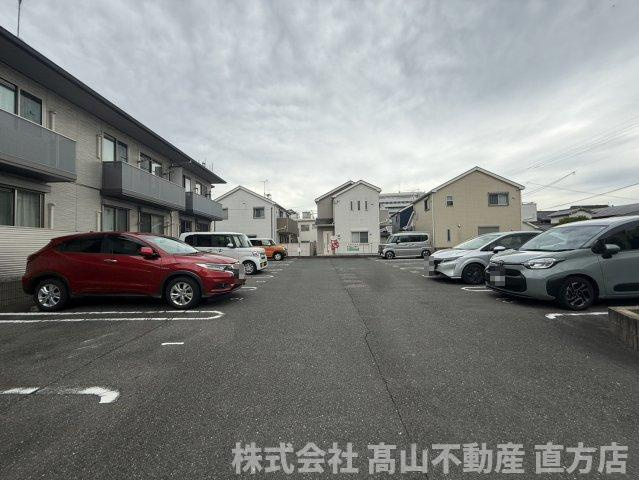 直方市殿町のアパートの駐車場