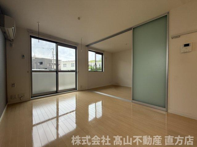 直方市殿町のアパートの居間・リビング