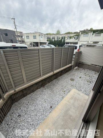 直方市殿町のアパートの庭