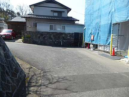 安佐北区真亀２丁目 の前面道路含む現地写真