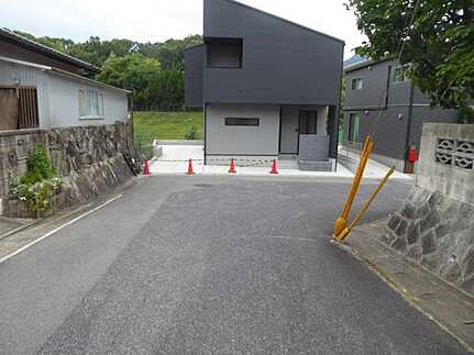 安佐北区真亀２丁目 の前面道路含む現地写真
