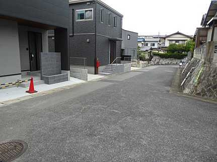 安佐北区真亀２丁目 の前面道路含む現地写真