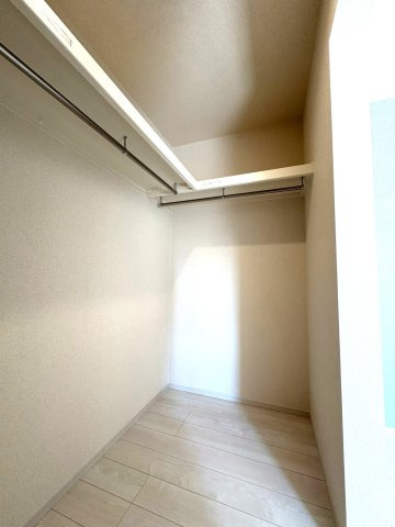 静岡市葵区古庄六丁目8期　全1棟の収納|WIC付きの居室。家族の衣類などしっかり収納できます。