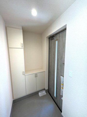 静岡市葵区古庄六丁目8期　全1棟の収納|玄関にはシューズボックスが完備されており、ご家族みんなのお靴や小物をしっかり収納できます。