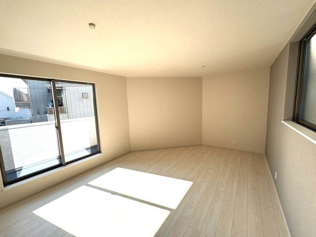 静岡市葵区古庄六丁目8期　全1棟の居間・リビング|明るい光が差し込むリビングは自然と家族が集まる場所になりそうですね。