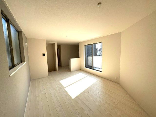 静岡市葵区古庄六丁目8期　全1棟の居間・リビング|どんなインテリアも馴染む白を基調としたリビング。