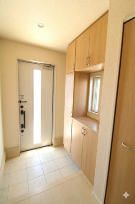 【玄関】 | 真岡市長田4LDK中古住宅 | 室内をイメージしやすくするため、一部の家具やお荷物を加工で消去しております。