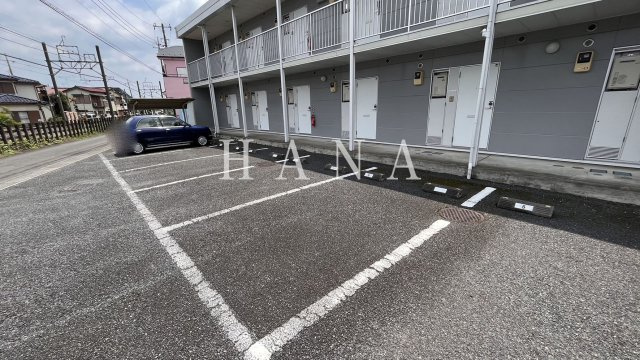 レオパレスアクシスの駐車場