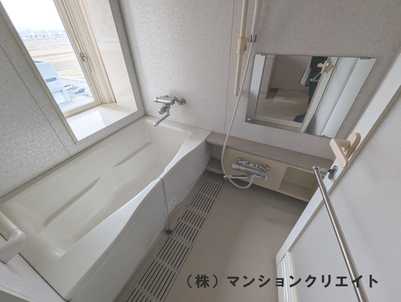 プチアベニュー大和田の浴室|浴室には換気のできる窓も付いています