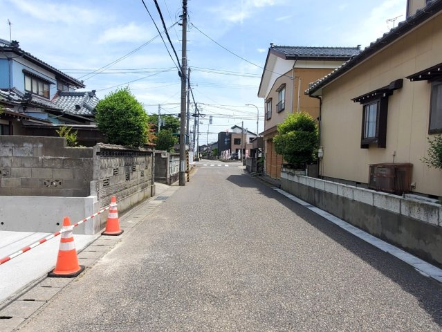 新潟市東区牡丹山6丁目の前面道路含む現地写真