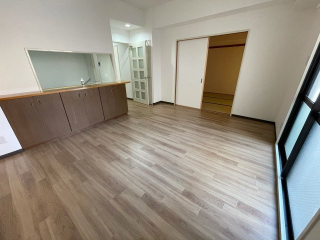床が落ち着いた色合いで綺麗です♪