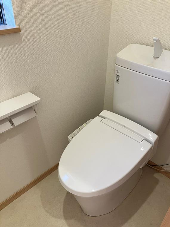 西大井戸建のトイレ
