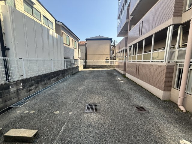 グランドール西岡本の駐車場