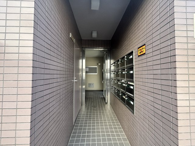 グランドール西岡本のエントランス