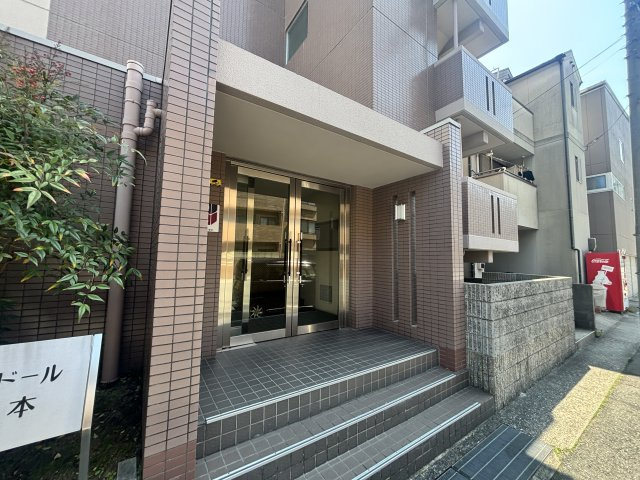 グランドール西岡本のエントランス