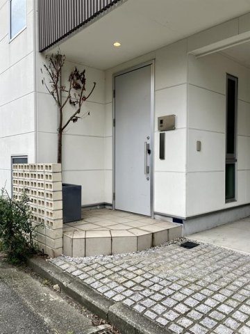 綱島西戸建のエントランス