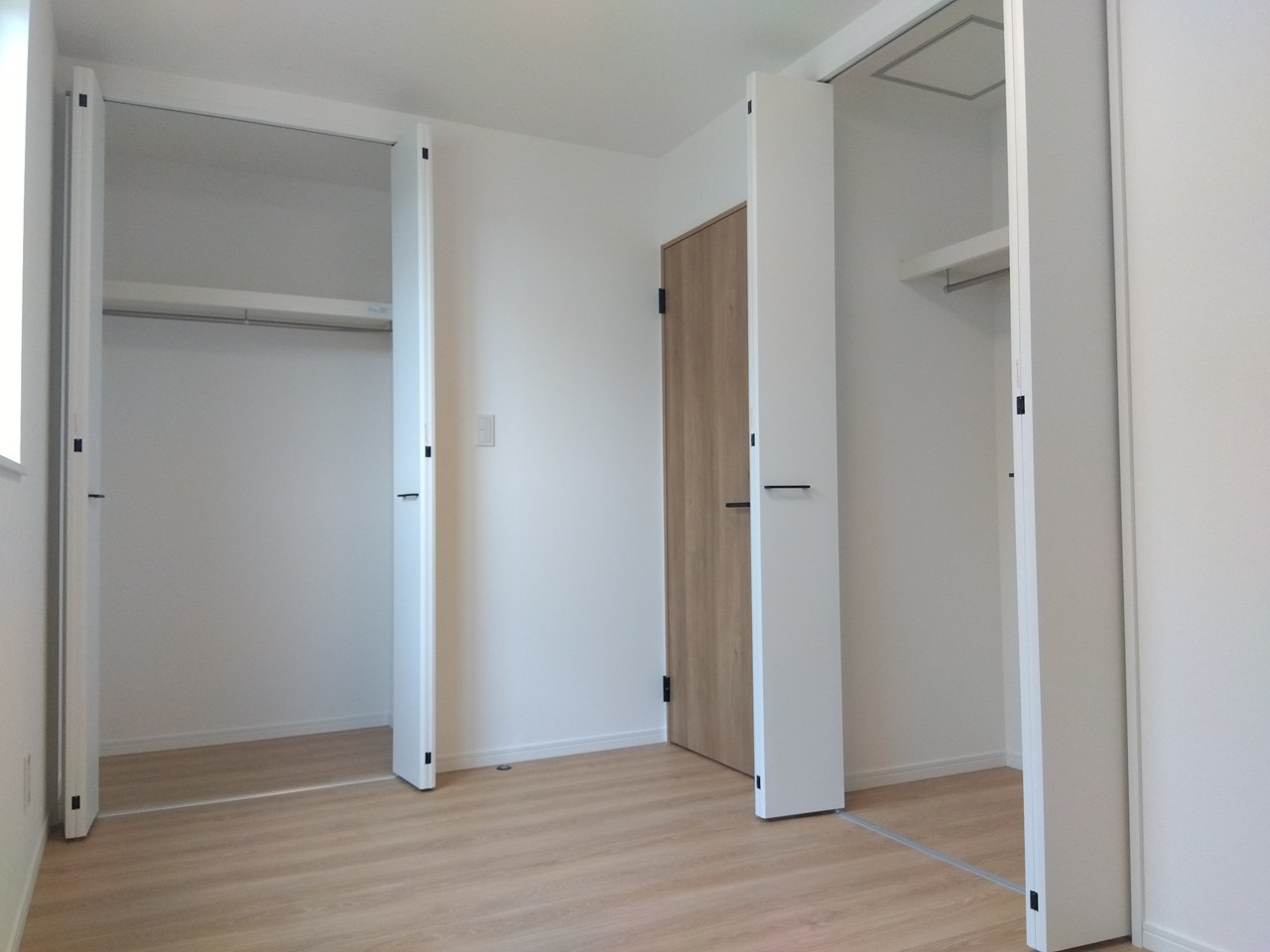 三沢市大町の収納|クローゼットが２つあることによって、用途に合わせて収納できます！