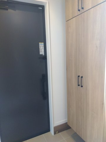 三沢市大町の玄関|天井までたっぷり収納スペースを確保。ご家族全員の靴はもちろん、季節物や来客用スリッパもすっきり収納。