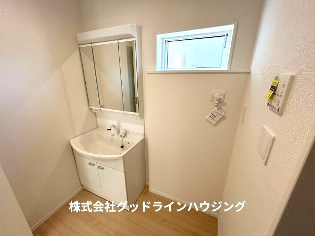 三木市志染町東自由が丘　第6-2号棟の独立洗面台