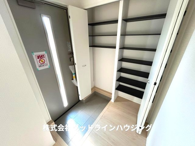 三木市志染町東自由が丘　第6-2号棟の玄関