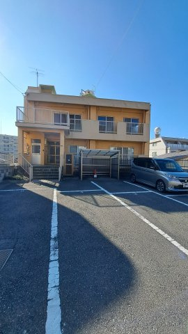 クレッシェンド泉ヶ丘の外観|3階、4階入り口、駐車場側