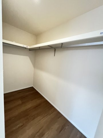 【収納】 | 福岡市西区野方5丁目第1　1号棟（全1棟）【仲介手数料無料・0円】 | 現地写真。ウォークインクローゼットです。
