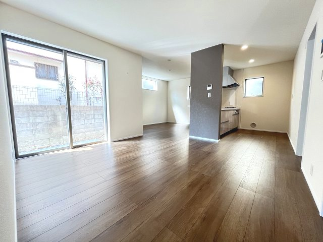 【居間・リビング】 | 福岡市西区野方5丁目第1　1号棟（全1棟）【仲介手数料無料・0円】 | 現地写真。リビングです。