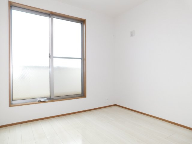 名古屋市北区池花町の中古一戸建の洋室|◇２階洋室◇　　明るい洋室４．５帖　全居室収納完備！　バルコニー利用可！