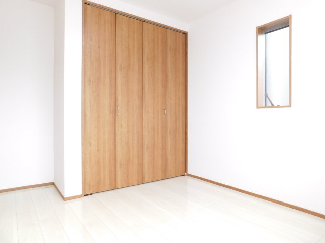 名古屋市北区池花町の中古一戸建の洋室|◇２階洋室◇　　２面採光で明るい洋室５．２帖　全居室収納完備！