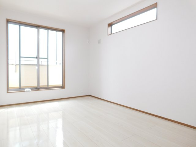 名古屋市北区池花町の中古一戸建の洋室|◇２階洋室◇　　南面を含む２面採光で明るい洋室６．７帖　全居室収納完備！　バルコニー利用可♪