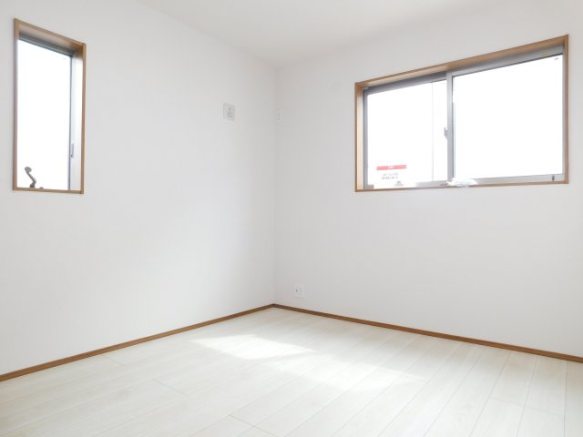 名古屋市北区池花町の中古一戸建の洋室|◇２階洋室◇　　南面を含む２面採光で明るい洋室５．２帖　全居室収納完備！