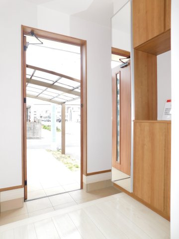 名古屋市北区池花町の中古一戸建の玄関|◇玄関収納◇　　ご家族の履物をしまっておけるミラー付き玄関収納♪　　