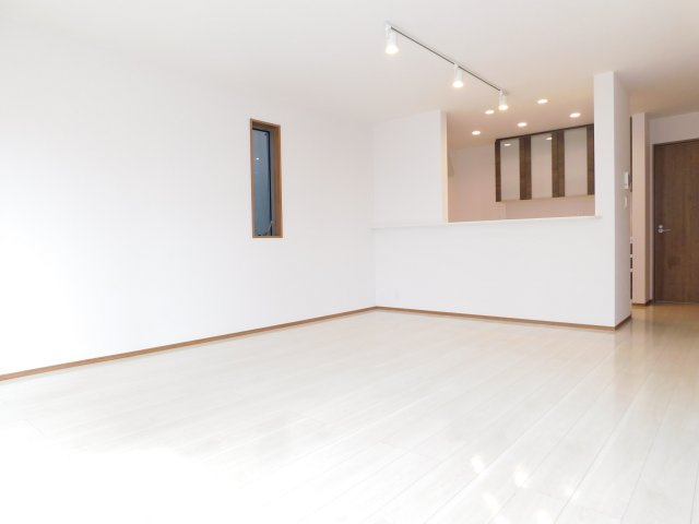 名古屋市北区池花町の中古一戸建の居間・リビング|◇リビング◇　　南面を含む３面採光で明るいＬＤＫ約１９．２帖　子育てに嬉しい対面キッチン♪　