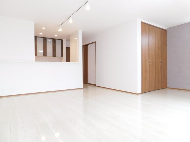 名古屋市北区池花町の中古一戸建の居間・リビング|◇リビング◇　　南面を含む３面採光で明るいＬＤＫ約１９．２帖　ＬＤＫにも収納完備♪