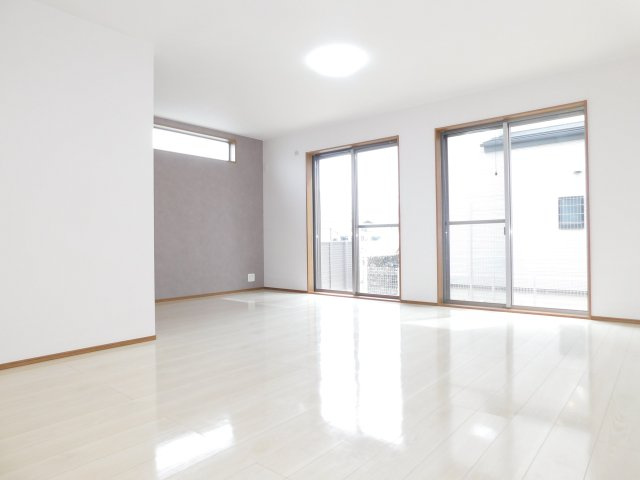 名古屋市北区池花町の中古一戸建の居間・リビング|◇リビング◇　　南面を含む３面採光で明るいＬＤＫ約１９．２帖　明るく広々空間ご家族が集まるＬＤＫ♪