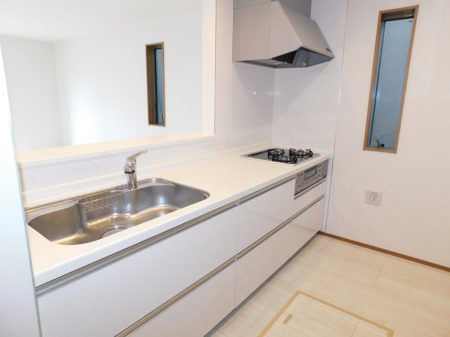 名古屋市北区池花町の中古一戸建のキッチン|◇キッチン◇　　システムキッチン　３口コンロ　カップボード付き