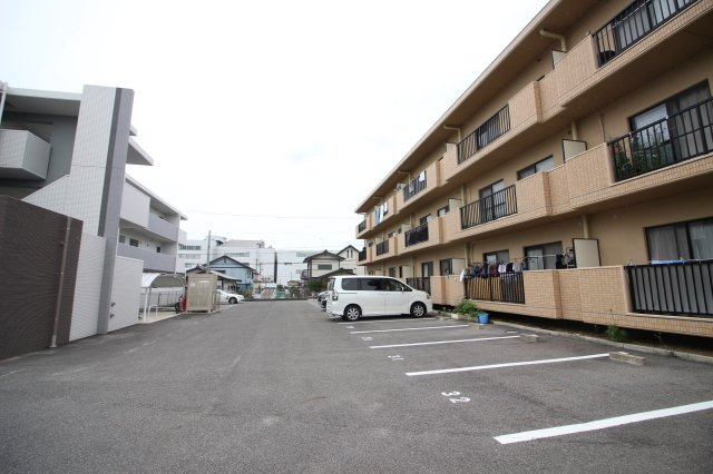 萩野マンション　B棟の駐車場