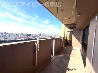 【バルコニー】 | シャトレ愛松岐阜10階部分！JR岐阜駅まで10分！築25年！洋室に窓・勝手口あります♪ | シャトレ愛松岐阜10階部分！眺望日当り良好♪JR岐阜駅まで徒歩10分！通勤・通学に便利です♪築25年！