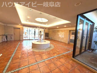 【エントランス】 | シャトレ愛松岐阜10階部分！JR岐阜駅まで10分！築25年！洋室に窓・勝手口あります♪ | シャトレ愛松岐阜10階部分！眺望日当り良好♪JR岐阜駅まで徒歩10分！通勤・通学に便利です♪築25年！