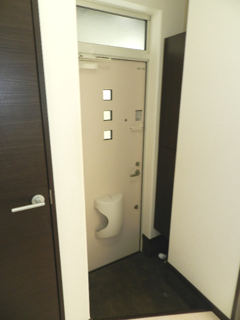 レジデンス寿Ｂ棟の玄関